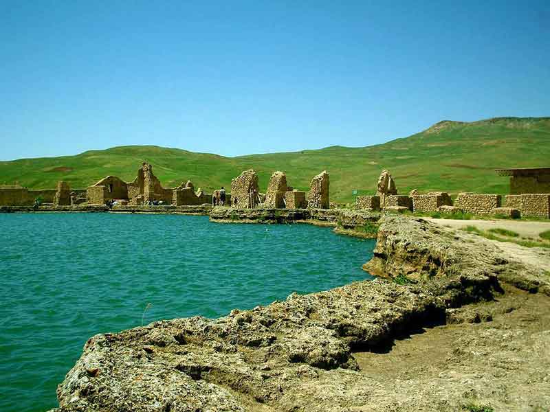 چملی، جاذبه تاریخی تخت سلیمان در آذربایجان