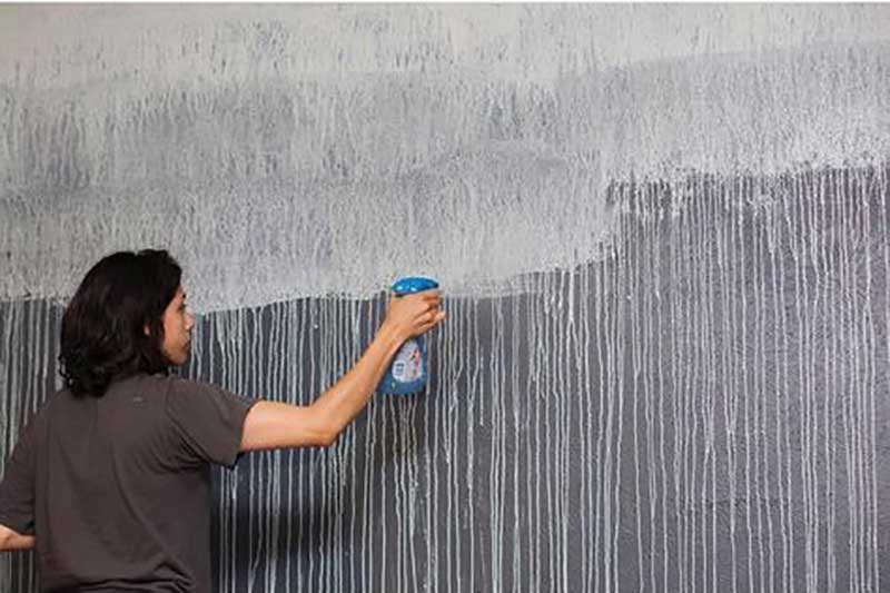 با ساده‌ترین وسایل دیوار اتاق را رنگ‌آمیزی کنید