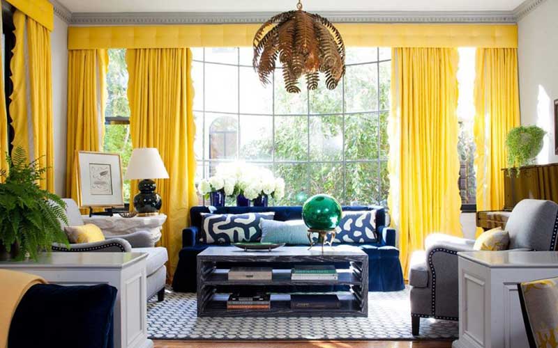 ترکیب رنگ آبی نیلگون، زرد، و بژخاکی مایل به خردلی برای اتاق نشیمن 