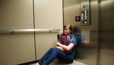 هنگام گیر کردن در آسانسور چه‌کار کنیم؟