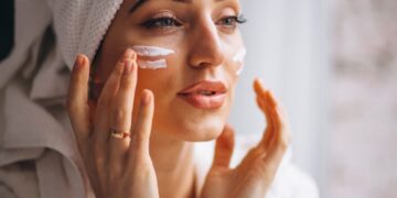 ضد آفتاب ایزدین ضد لک، ترکیبی از محافظت و درمان لکه های پوستی