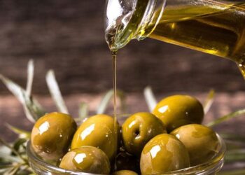 2 تا 3 قاشق در روز می توانید از روغن زیتون استفاده کنید.