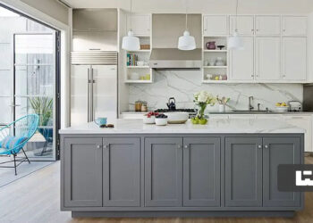 این ۶ مدل کابینت سفید طوسی، هرگز قدیمی نمی‌شوند