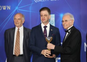 آقای علی عزیزپور مدیریت مجموعه نیلوفر آبی