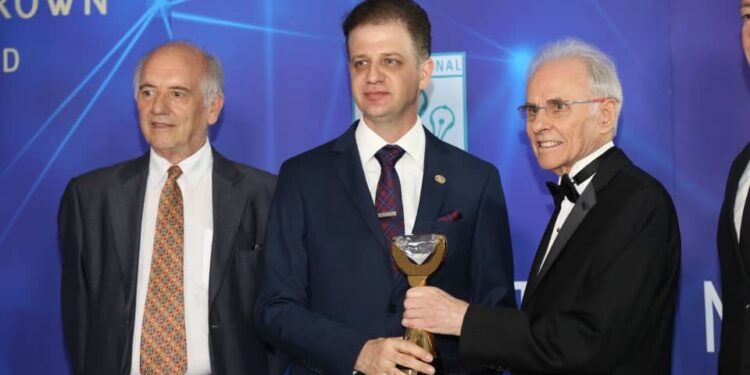 آقای علی عزیزپور مدیریت مجموعه نیلوفر آبی