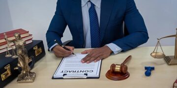 چطور بفهمیم وکیل انتخابی ما متخصص است؟ 7 سوالی که حتما باید بپرسید!