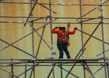 ساختمان ‌سازی ارزان اما خطرناک! لوله داربست تقلبی چگونه امنیت سازه را تهدید می‌کند؟