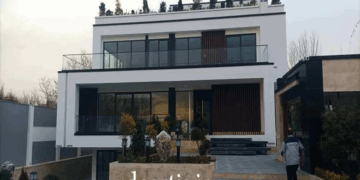 آیا نردههای شیشهای مدرن گران هستند؟ بررسی هزینه و مقاومت آنها