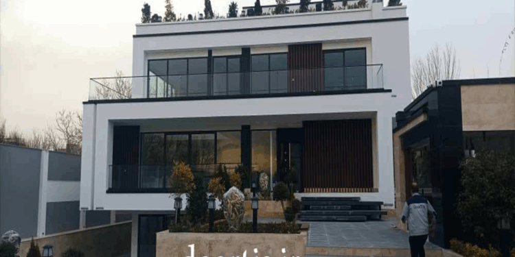 آیا نرده‌های شیشه‌ای مدرن گران هستند؟ بررسی هزینه و مقاومت آن‌ها